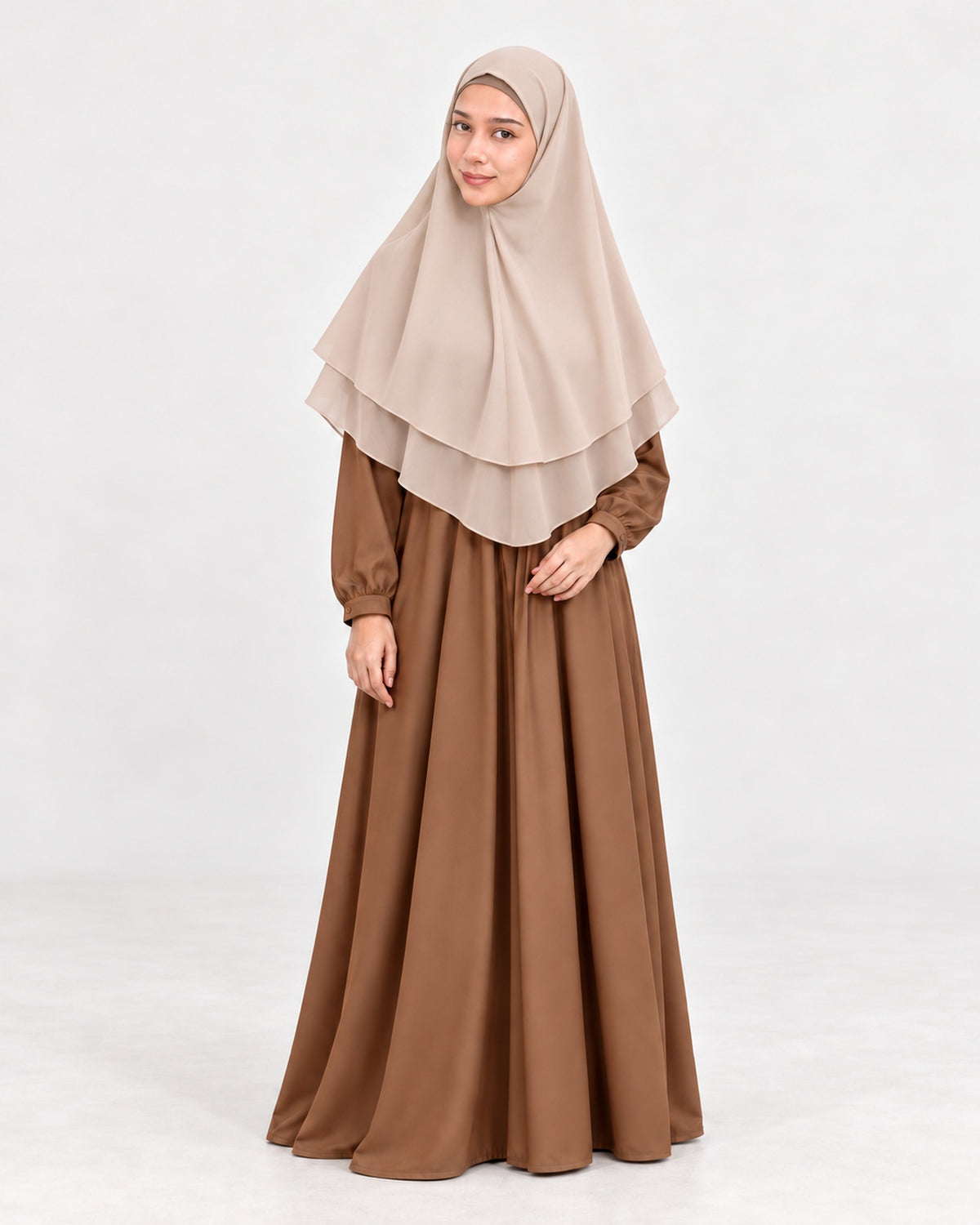 Abaya Eida Karamel met tweelaagse Khimar Gaya in crème – model – Hijab Heela