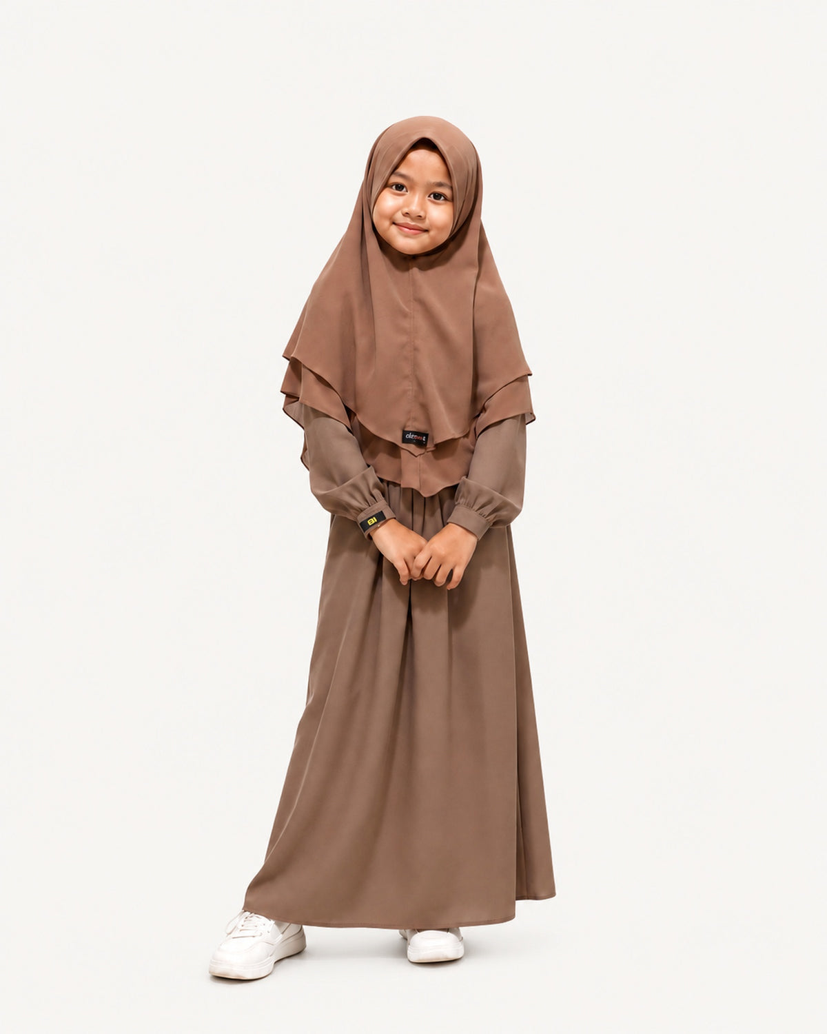 Abaya meisjes Eida brown model – egale achtergrond – Hijab Heela