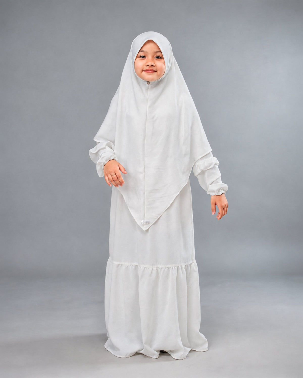 Abaya Saskia – white-model – Hijab Heela