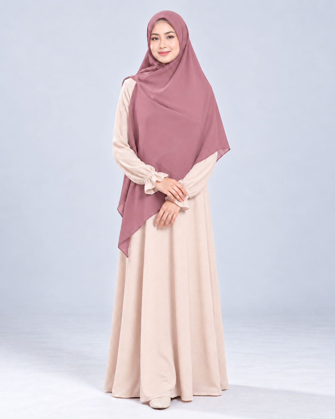 Khimar Ayesha Zipper Square Dustyrise, maat L op model met Abaya Belva Cream