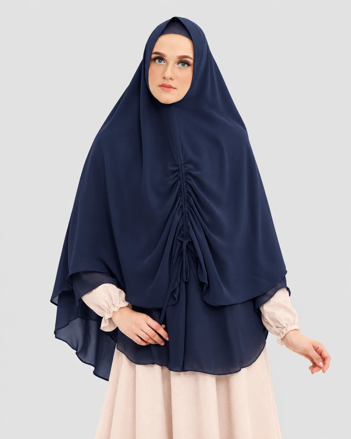 Khimar MB18 donkerblauw gecombineerd met Abaya Belva Cream