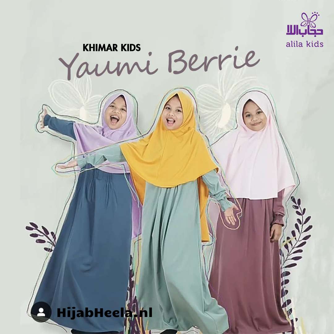 a couple of women standing next to each other