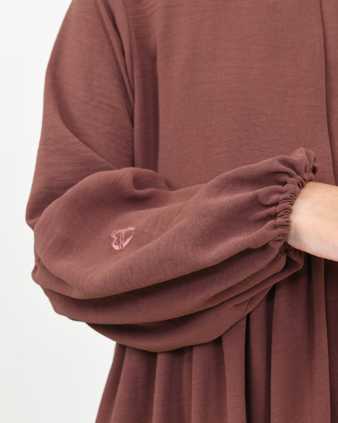 AbayaHanah brown detail mouwen hijabheela