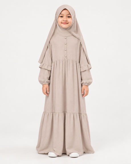 Abaya Saskia voor meisjes in beige – vooraanzicht, Hijabheela