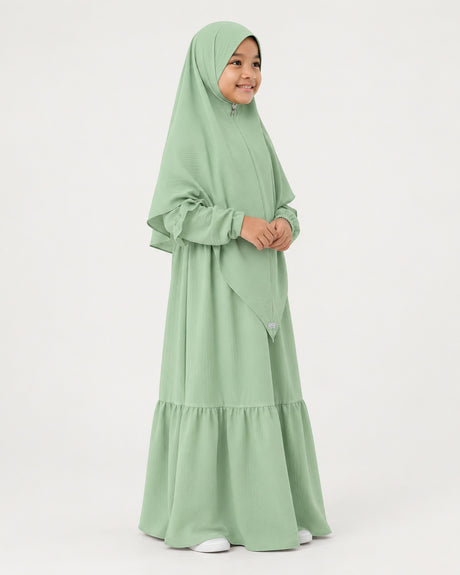 Abaya Saskia voor meisjes in sage green – vooraanzicht, Hijabheela