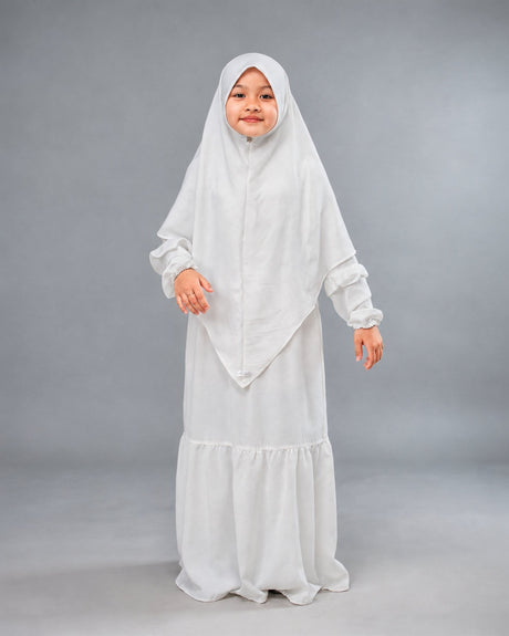 Abaya Saskia – white-model – Hijab Heela