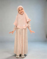 Abaya Semi voor meisjes – Light Brown op model – Hijab Heela