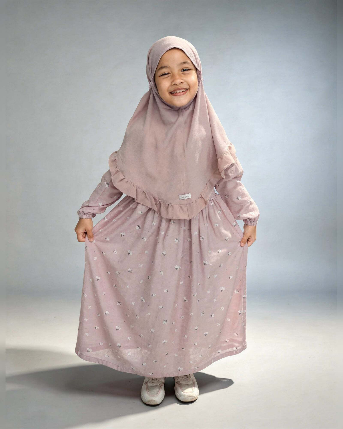 Abaya Semi voor meisjes – Light Purple op model – Hijab Heela