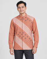 Herenkleding Batik kurkuma lange mouw op mannelijk model