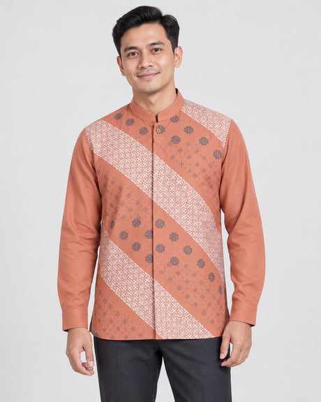 Herenkleding Batik kurkuma lange mouw op mannelijk model