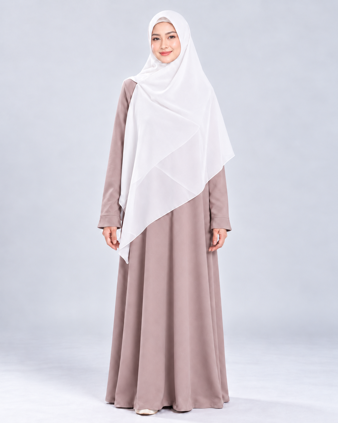 Khimar Ayesha Zipper Square Crimsnow, maat L op model met Abaya Sakinah Soft Milo