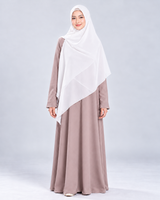 Khimar Ayesha Zipper Square Crimsnow, maat L op model met Abaya Sakinah Soft Milo
