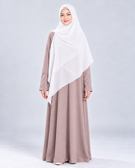 Khimar Ayesha Zipper Square Crimsnow, maat L op model met Abaya Sakinah Soft Milo