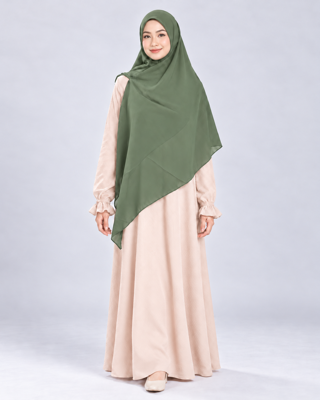 Khimar Ayesha Zipper Square Greenade, maat L op model met Abaya Belva Cream
