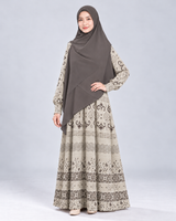 Khimar Ayesha Zipper Square Wallent, maat L op model met Abaya Maleka Light Green