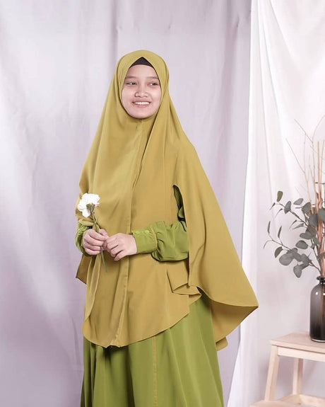Khimar Dhuha zonder kapje – brass gold op model; abaya apart verkrijgbaar – Hijab Heela