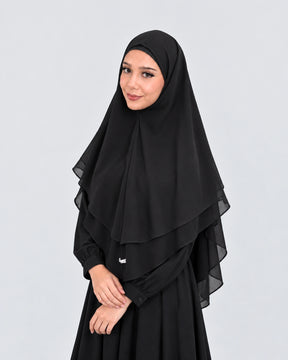 Khimar Dames Gaya black, damesmodel in andere pose, studiofoto