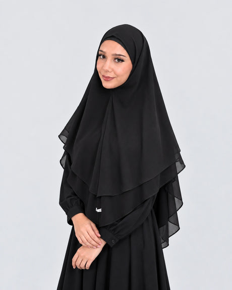 Khimar Dames Gaya black, damesmodel in andere pose, studiofoto