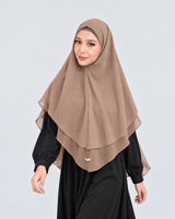 Khimar Dames Gaya cappuccino, damesmodel in andere pose, studiofoto