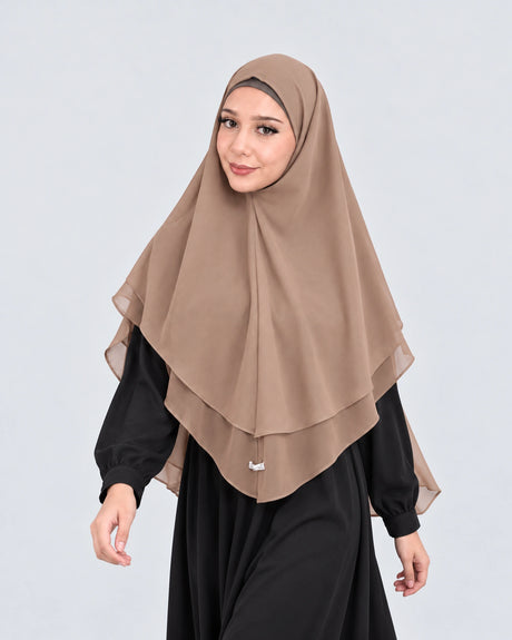 Khimar Dames Gaya cappuccino, damesmodel in andere pose, studiofoto