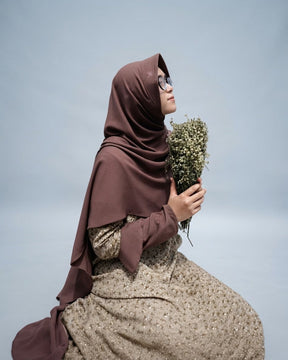Khimar Hari – brown model – Hijab Alila – Hijab Heela