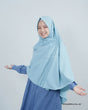 Khimar Hari zonder kapje – light blue op model; abaya apart verkrijgbaar – Hijab Heela