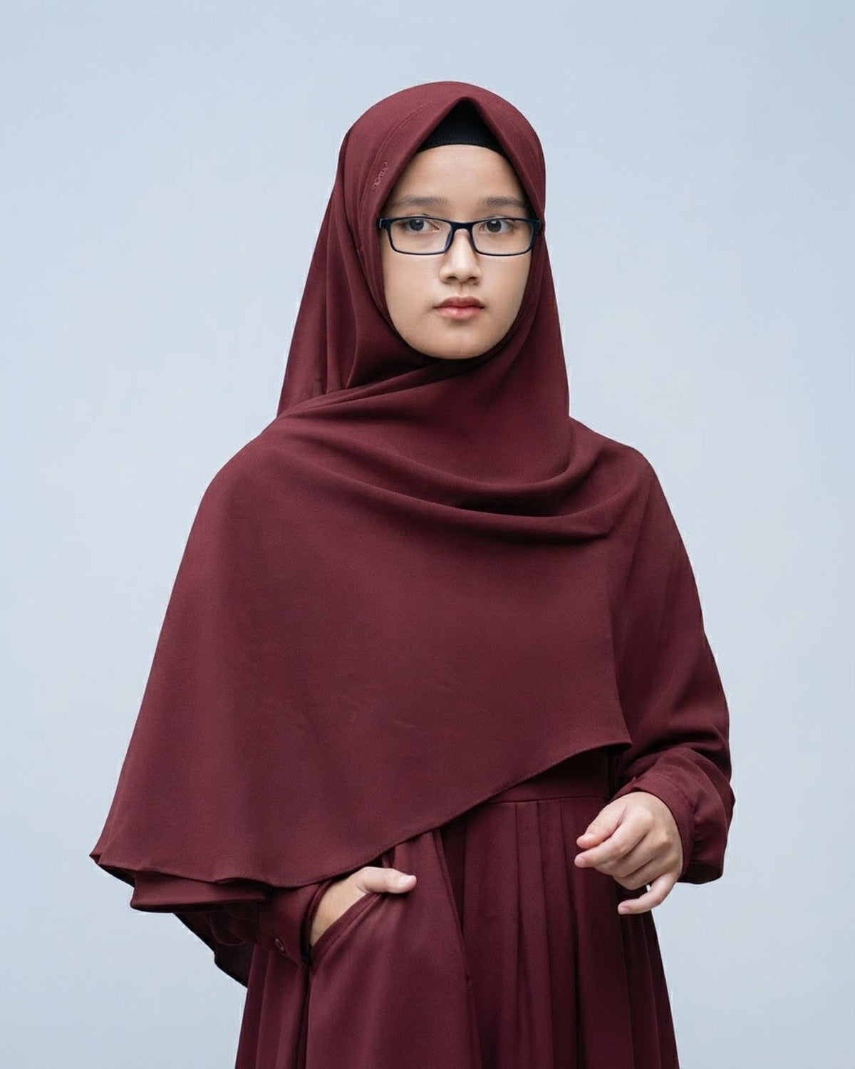 Khimar Hari zonder kapje – maroon op model; abaya apart verkrijgbaar – Hijab Heela