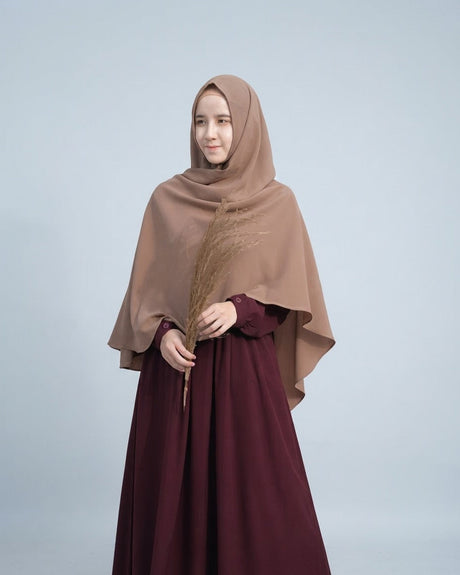 Khimar Hari zonder kapje – mocca op model; abaya apart verkrijgbaar – Hijab Heela