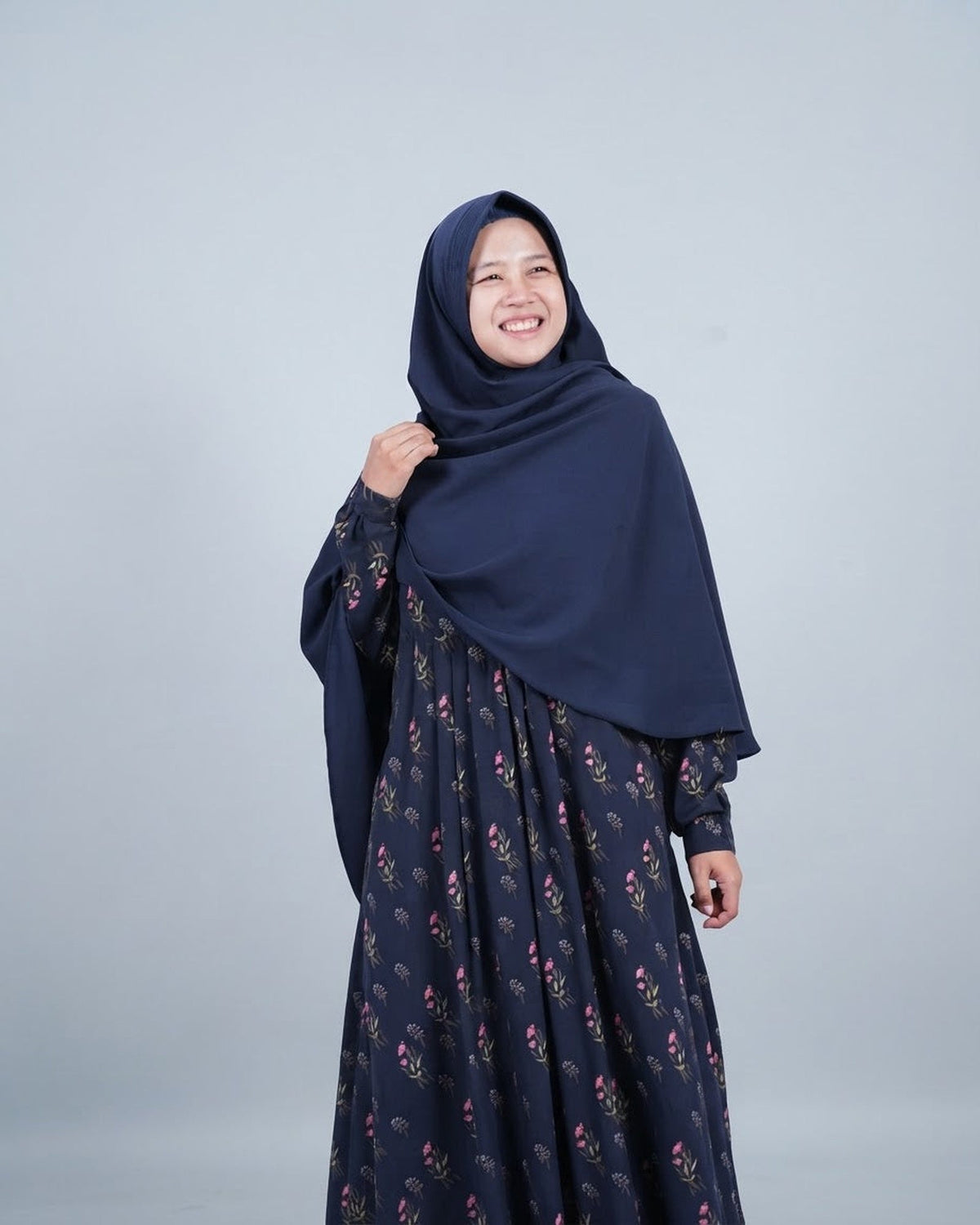 Khimar Hari zonder kapje – navy op model; abaya apart verkrijgbaar – Hijab Heela