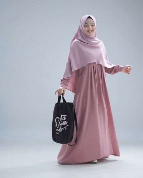 Khimar Hari zonder kapje – soft pink op model; abaya apart verkrijgbaar – Hijab Heela