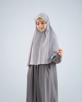 Khimar Dirumah Aja in Light Grey op model; abaya apart verkrijgbaar – Hijab Heela