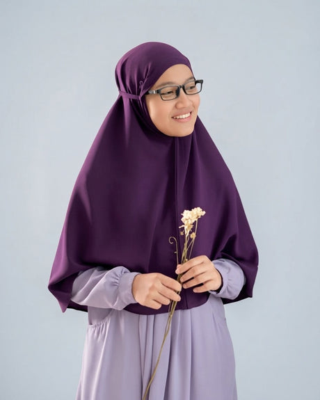 Khimar Dirumah Aja in Sweet Purple op model; abaya apart verkrijgbaar – Hijab Heela