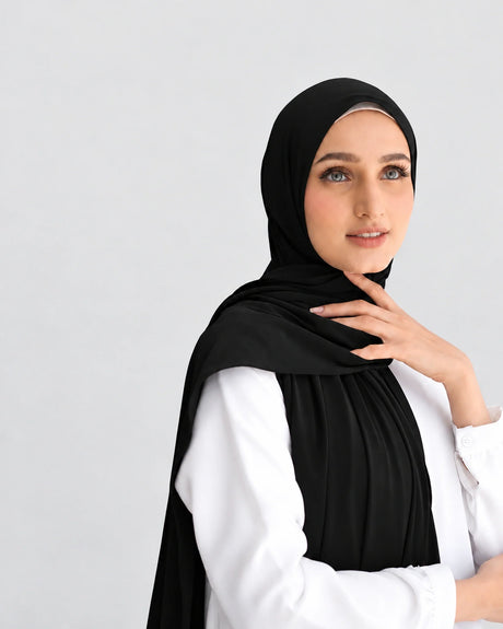 Pasmina Jersey Alika - black model depan