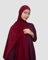 Pasmina Jersey Alika - maroon model depan