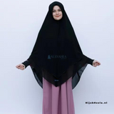 Khimar Dames – Shofa ( Zonder Niqob) van Alsyahra, productfoto 1. De afgebeelde abaya is niet inbegrepen.
